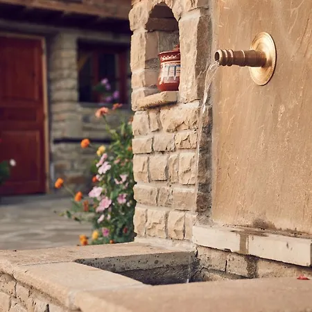 Πανσιόν Yovina House