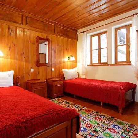 Πανσιόν Yovina House